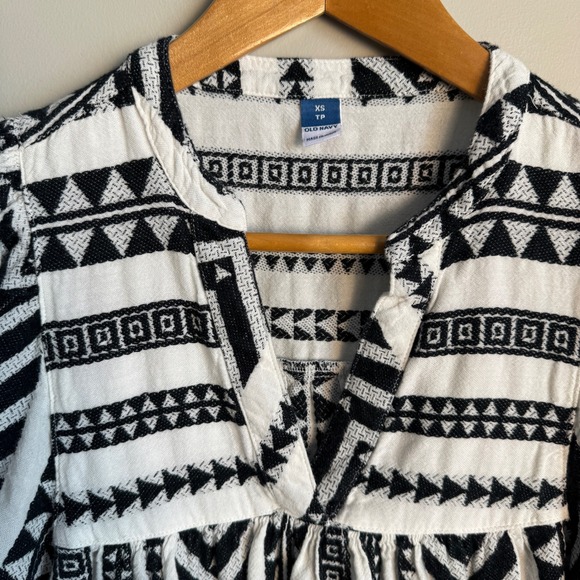 Old Navy Jacquard Black White Geometric Print Peasant Blouse XS Aztec V-Neck - Picture 4 of 11